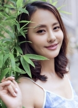 马雅舒美艳街拍曝光妆容精致笑容甜美
