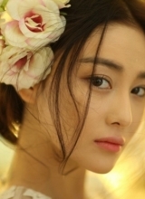 张馨予浪漫写真化身美艳花仙子