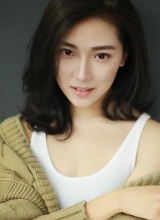 菅韧姿慵懒写真低眉浅笑展迷人气质