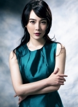 陈数优雅写真复古妆容显典雅韵味
