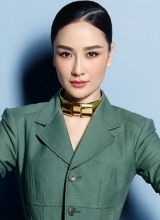 孙宁高贵写真复古红唇诠释典雅气质
