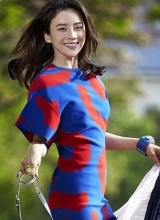 袁姗姗街头写真百变造型演绎今夏流行