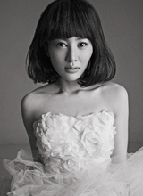 吴晓敏复古婚纱写真大秀迷人香肩锁骨
