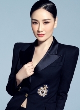 孙宁干练写真高冷表情营造神秘美感