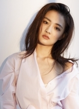 徐璐性感写真轻解罗裳展淡淡诱惑