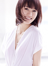 袁泉纯白写真俏丽短发展率性