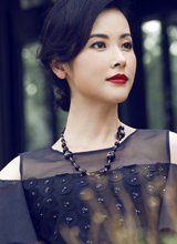 杨明娜红唇写真知性优雅显大气