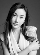 刘璐珈黑白写真长发飘飘展迷人气质