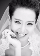 戚薇婚纱照曝光俏皮出镜散发幸福女人味