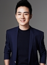 余少群西服写真帅气十足彰显暖男气质