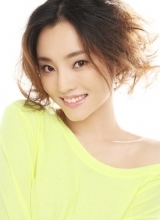 刘芊含甜美写真香肩微露小秀性感