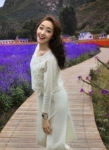 蒋梦婕花样写真置身熏衣草花海显甜美