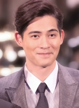 周渝民儒雅西服造型现身笑容腼腆直勾小心脏