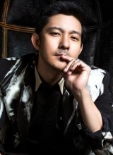 立威廉复古型男写真温暖微笑迷人随和