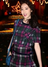 蒋梦婕格子裙装漫步纽约娇俏活力展个性