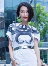 马梓涵潮流街拍短法红唇尽显干练