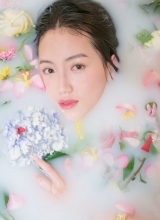 苏青另类写真置身鲜花浴显诱惑