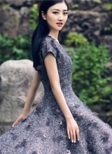 景甜杂志大片曝光造型百变柔美动人