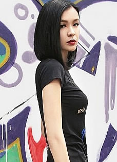李艾美艳街拍曝光造型百变潮范十足