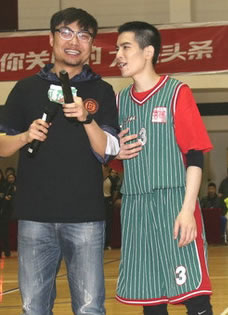 萧敬腾篮球场帅气开打李响神秘现身