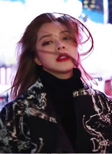 朱婧纽约街头写真绚丽霓虹耀眼