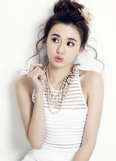 江铠同甜美写真纯白靓丽显俏皮
