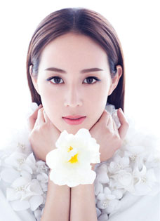 张钧甯化身花仙子精致美丽如花绽放