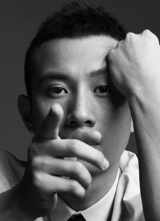文章黑白写真展现魅力与姚笛出轨门后再度起航