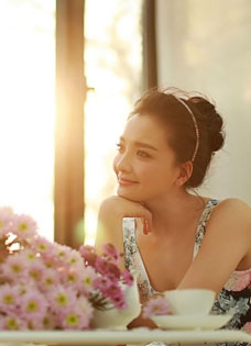 《归来》孙茜夕阳下写真温婉气质迷人
