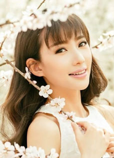 刘萌萌花海迷人写真唯美恰似当年“诺澜”