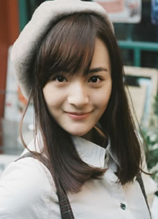 李依纯清纯素颜写真获封最美校花