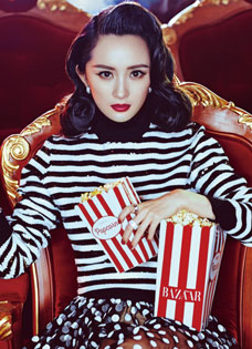 杨幂复古摩登造型曝光波浪卷发烈焰红唇扮演...