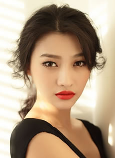白柳汐黑裙妖艳写真性感红唇诱惑十足
