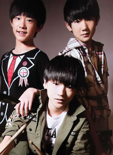 TFBOYS架子鼓旁帅气写真