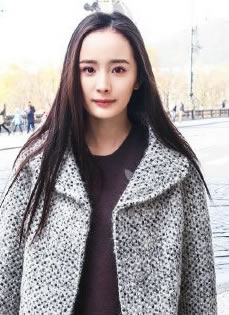 杨幂最新街头写真辣妈潮搭引人注目
