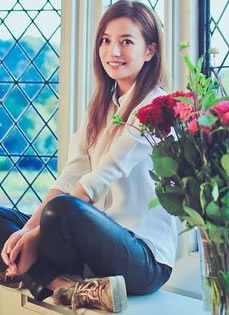 赵薇伦敦时尚街拍演绎浪漫熟女范