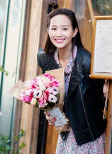 张钧甯风格示范完美演绎气质小清新与鲜花融...