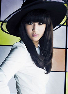 2013年4月《vogue》杂志张钧甯写真大玩鬼马...