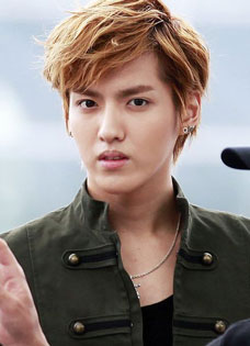 2012年9月EXO现身机场时尚造型如走秀吴亦凡...