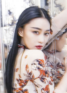 张馨予巴黎异域风情写真烈焰红唇尽展女王范