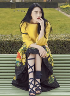 张馨予碎花裙优雅淑女写真活泼可爱小腿迷人
