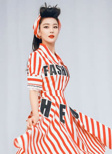 张馨予曝光一组时尚写真条纹连衣裙优雅而性...