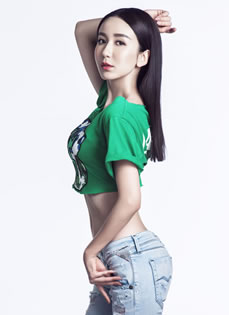 娄艺潇时尚动感写真大秀漂亮锁骨性感小蛮腰