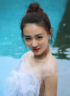 徐璐再曝湿身大片肤如凝脂吹弹可破