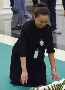 谢铁骊追悼会习近平送花圈蔡明跪地痛哭