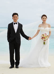 王宝强夫妇海岛拍婚纱照拥抱牵手十分甜蜜