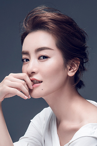 李晟一袭白衬衫化身“暖心女神”