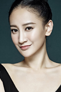 曾泳醍时尚写真妆容素净展现典雅气质