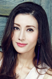 李嘉欣风韵犹存轻松驾驭深V短裙