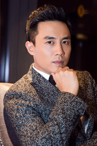 杜淳一身西装尽显绅士风度